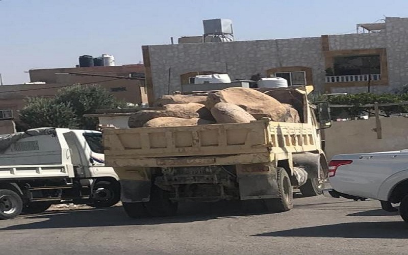 ضبط شاحنة محملة بالبازلت المخالف في