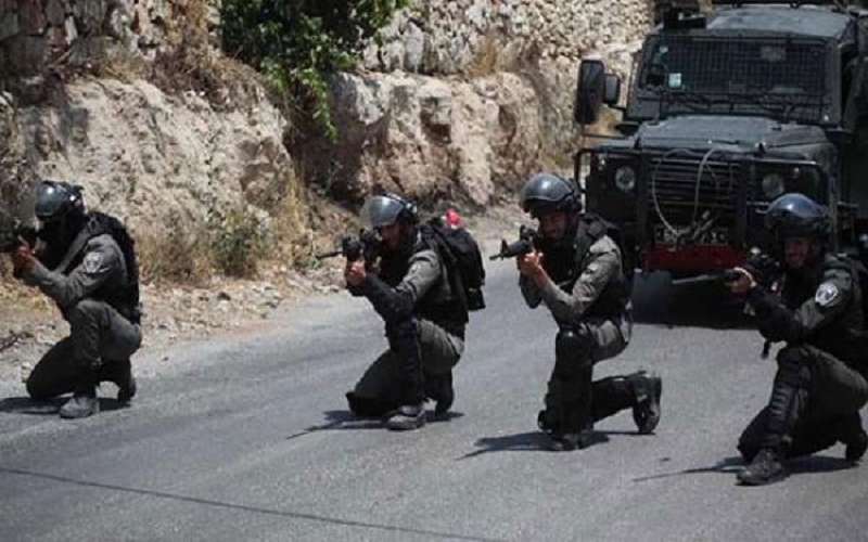 إصابة فلسطينيين برصاص الاحتلال قرب الجدار