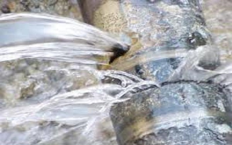 كسر في خط المياه الناقل للواء