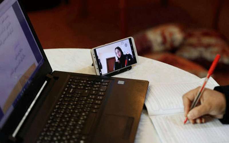 السعودية تبقي التعليم عن بعد