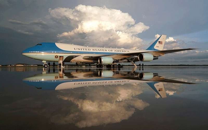 طائرة ترامب الرئاسية تنجو من الاصطدام