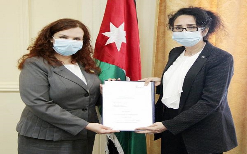 الخارجية تتسلم نسخة من اوراق اعتماد