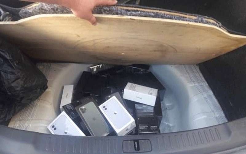 الجمارك تضبط 108 جهاز آيفون في