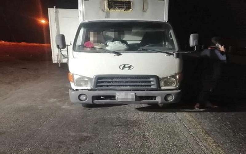 المفرق: مركبة (ثلاجة) تحمل 16 شخصا