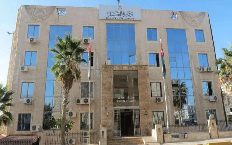 وزارة العمل تتوعد