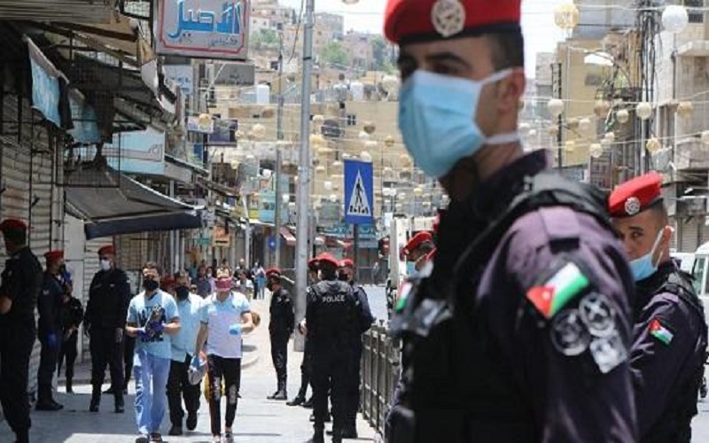 إربد.. مخالفة شخصين لعدم التزامهم بأمر