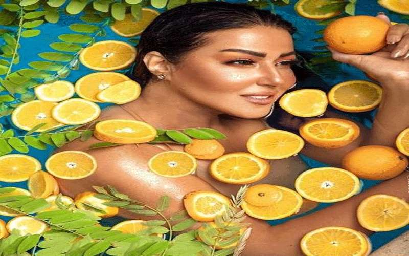 سمية الخشاب تعصر على نفسها برتقال