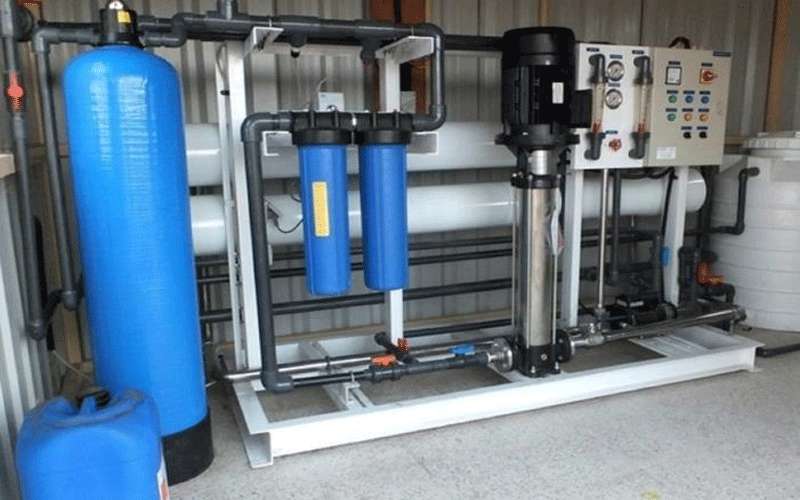 اغلاق محطة مياه وإنذار 30 أخرى