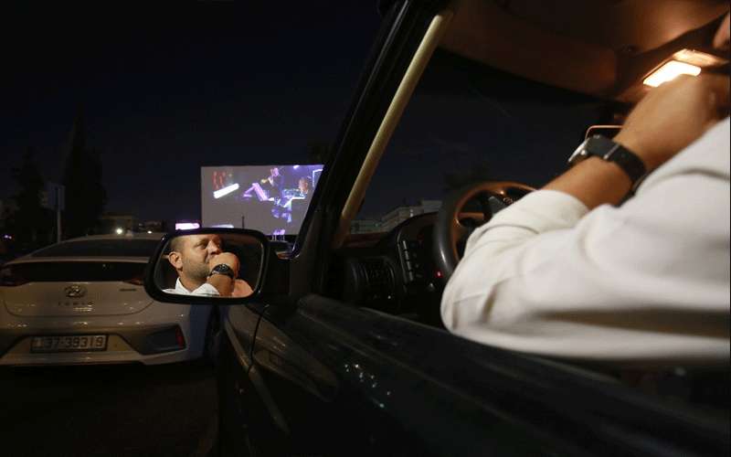 بالصور.. مواطنون يستمتعون بمشاهدة مهرجان عمان