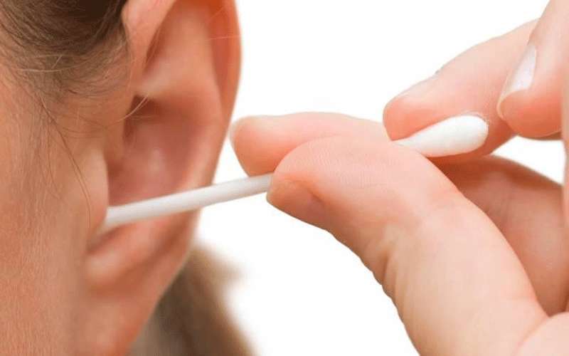 طبيب يوضح سبب خطورة تنظيف الأذن