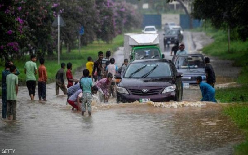 الأمطار تقتل 90 باكستانيا وتشل كراتشي