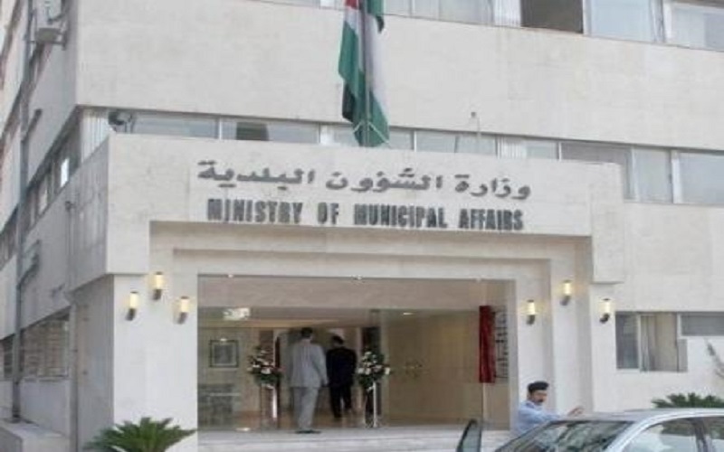 العمل بنظام 50% دوام لموظفي البلديات