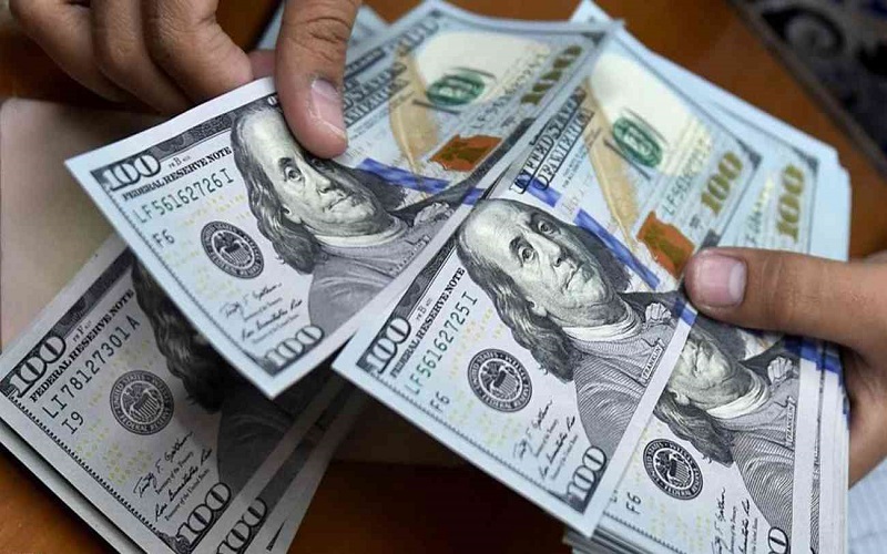 الدولار يهوي قرب أدنى مستوى في