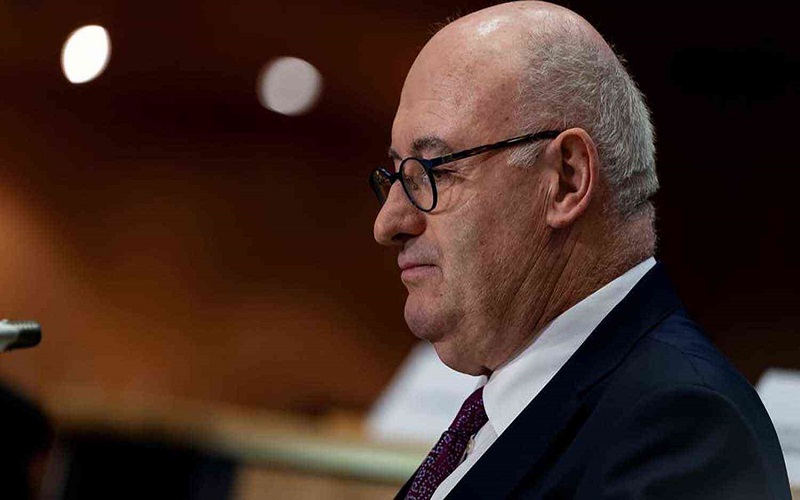 تدابير كورونا تطيح بمفوض التجارة الأوروبي