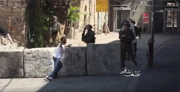 شاب فلسطيني يتصدي لجيش الاحتلال بشكل