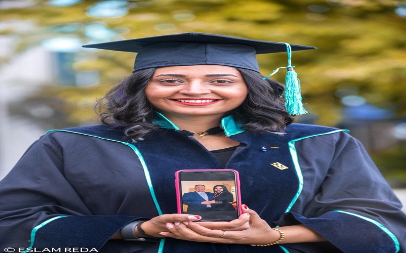 الصحفي حسن الحسيني يبارك للآنسة شهد