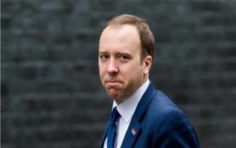 وزير الصحة البريطاني يرجح فرض قيود