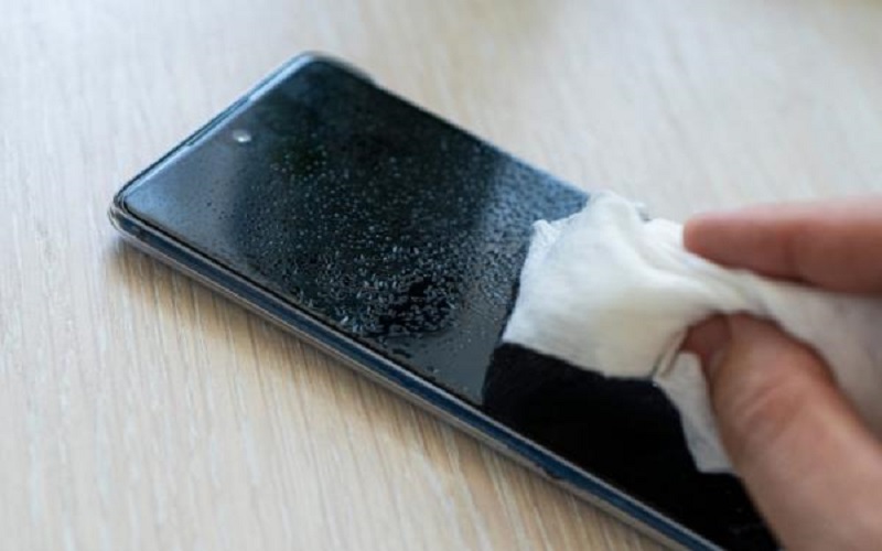 كيف تعقم هاتفك من دون أن