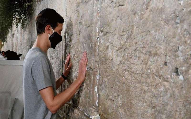 كوشنير يؤدي صلوات تلمودية قرب حائط