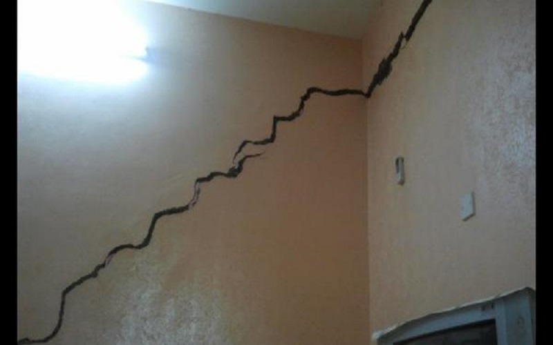 إخلاء 35 شخصا من بناء متصدع