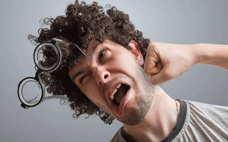 نائب اردني يتلقى لكمة اثناء اجتماع