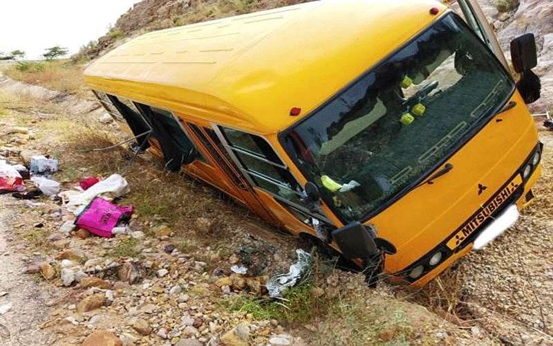 اصابة 8 طلاب بتدهور باص في