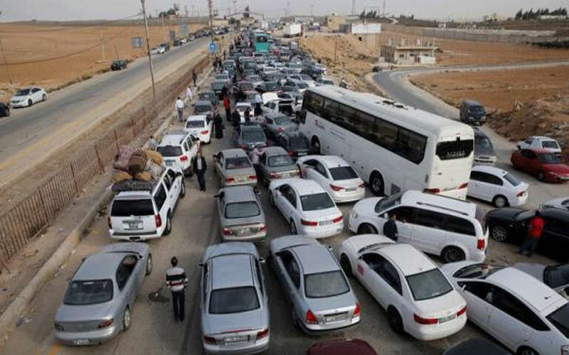 سوريا: شاحنات عالقة بعد إغلاق معبر