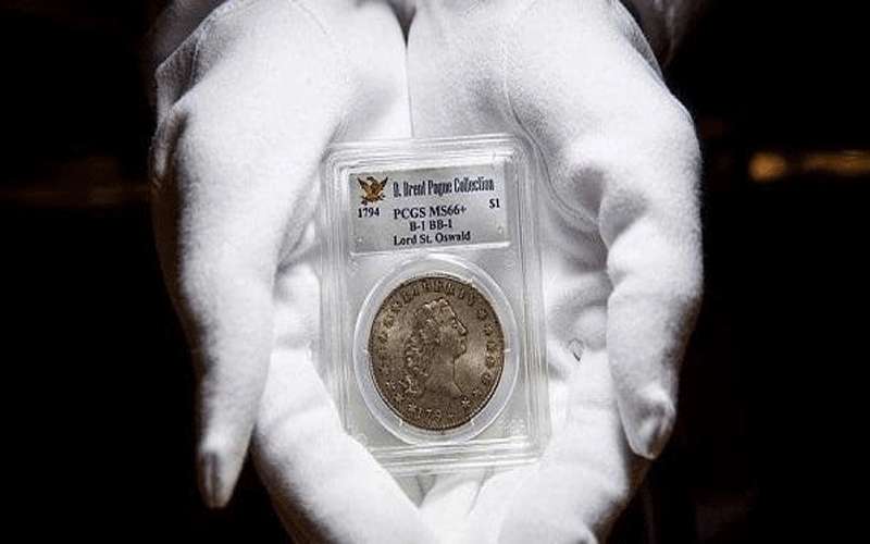 عرض قطعة نقدية باهظة الثمن للبيع