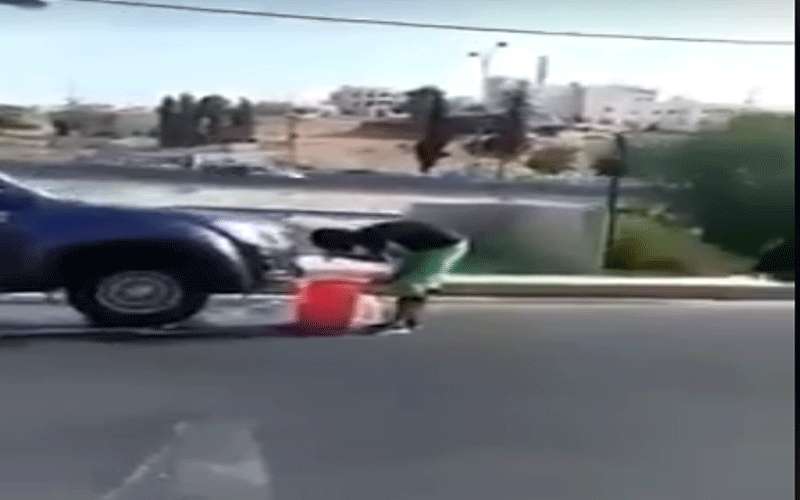 الأمانة توقف موظفا جعل عامل يغسل