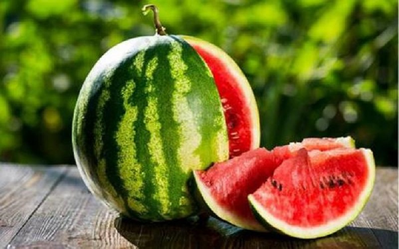 منها البطيخ والبصل .. أطعمة يجب