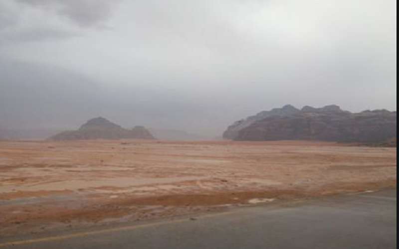 سحب رعدية وزخات مطرية بالعقبة