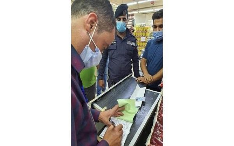 مخالفة 4 محلات لم تلتزم بأمر