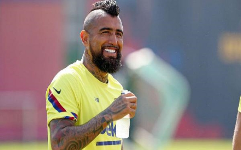 تقارير تكشف سبب تأخر رحيل أرتورو