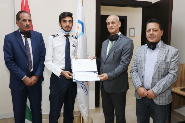 الدكتور الطراونة يخرج المشاركين في دورة