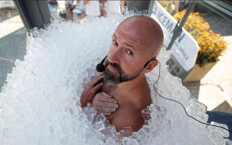 نمساوي يجلس ساعتين بصندوق مملوء بالثلج