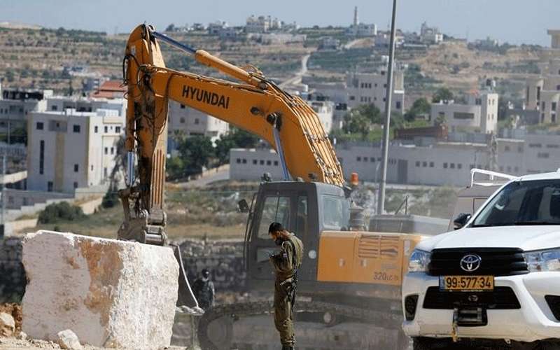 مستوطن يدهس طفلا في الخليل