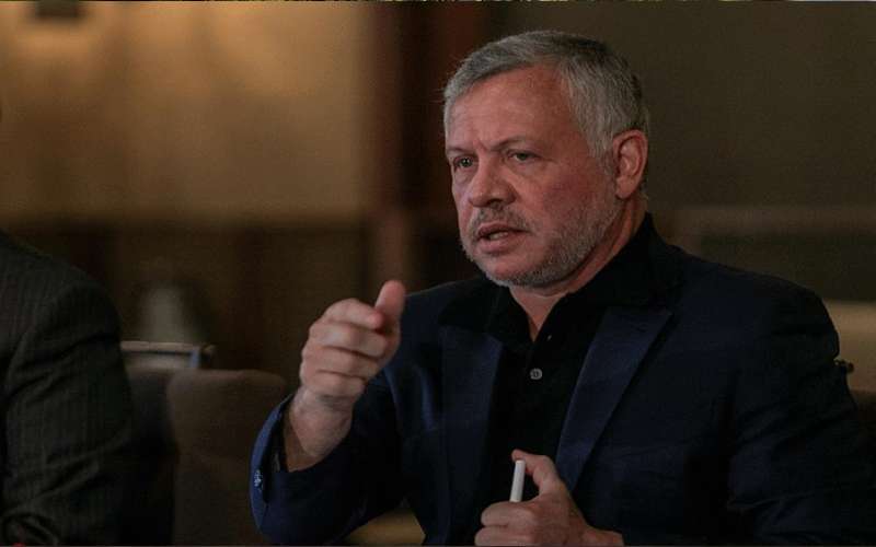 الملك يتفقد مرافق مطار الملكة علياء