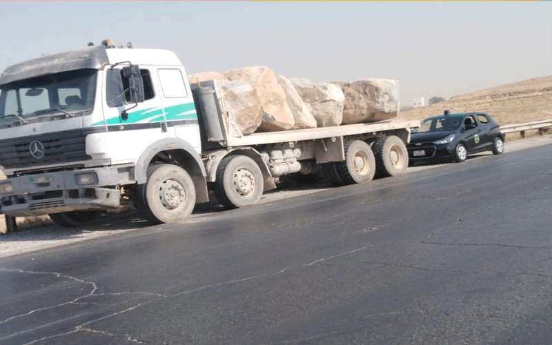 ضبط 7 شاحنات محملة بالبازلت المستخرج
