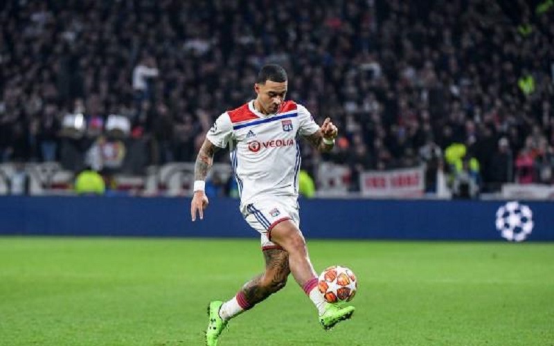 ليون ينتظر عرض برشلونة لديباي