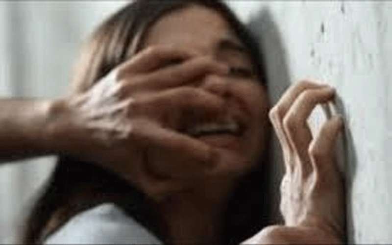 سائق إسعاف يغتصب مصابة بكورونا