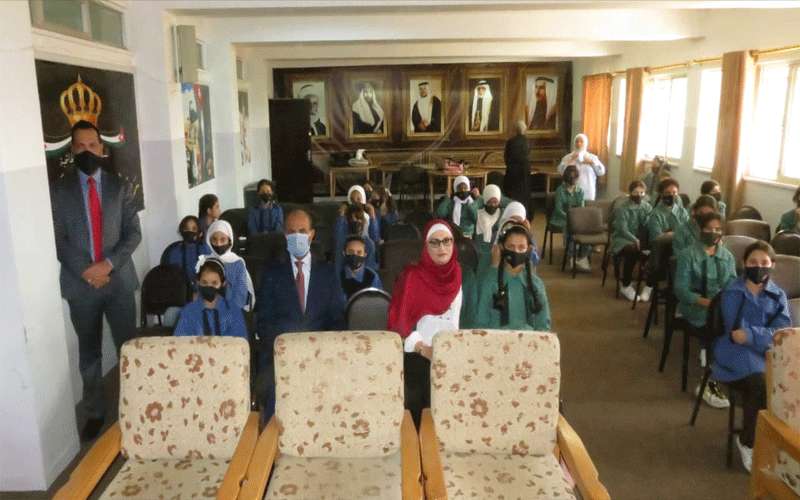 التجاري الأردني يتبرع بكمامات لطلاب المدارس