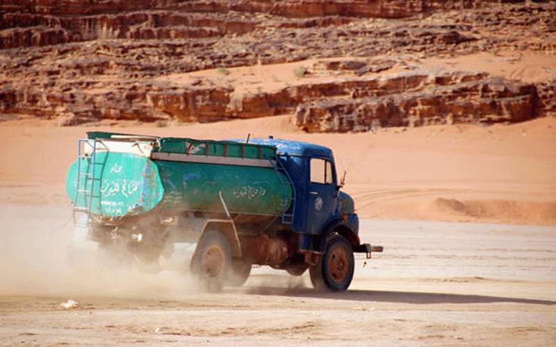 ضبط حدث يقود صهريج مياه