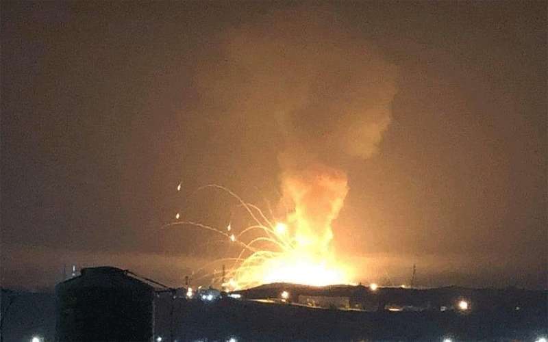 الحكومة : انفجار بمستودع يحتوي على