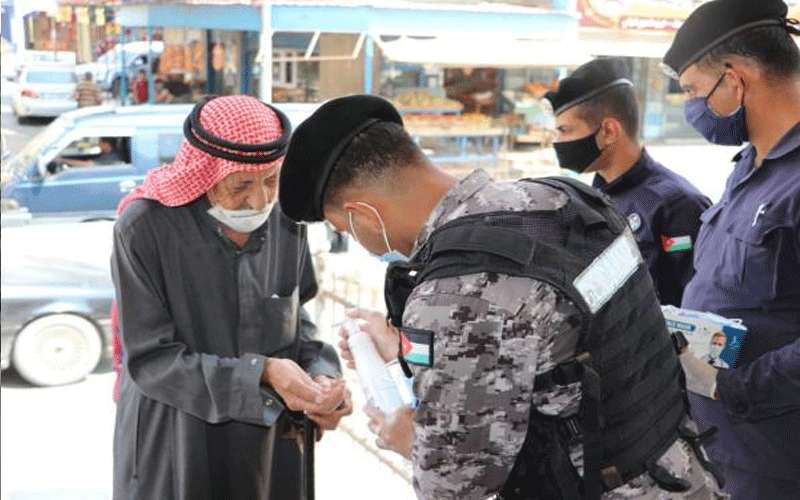 الأمن يوزع الكمامات والمعقمات على المصلين