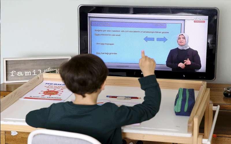 الغرايبة: توزيع أجهزة الكمبيوتر على الطلبة
