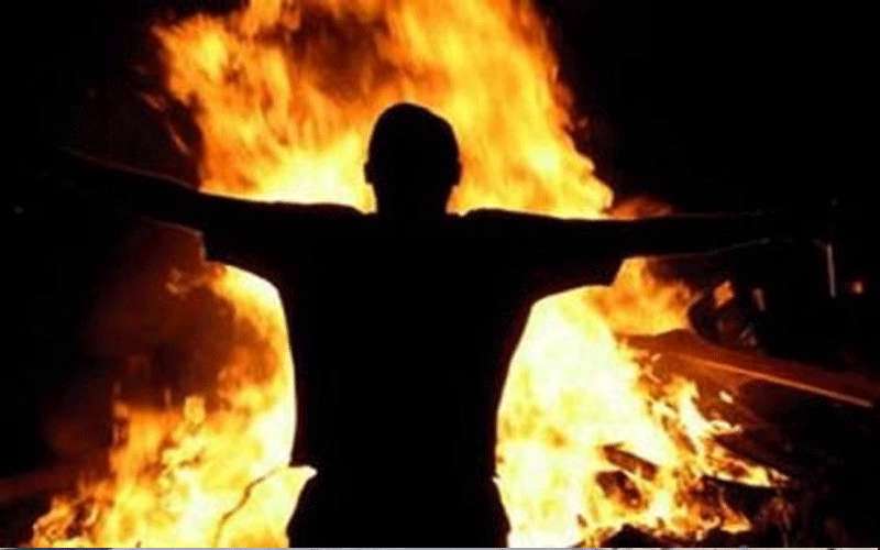 طالب يحرق نفسه في جامعة الإسراء