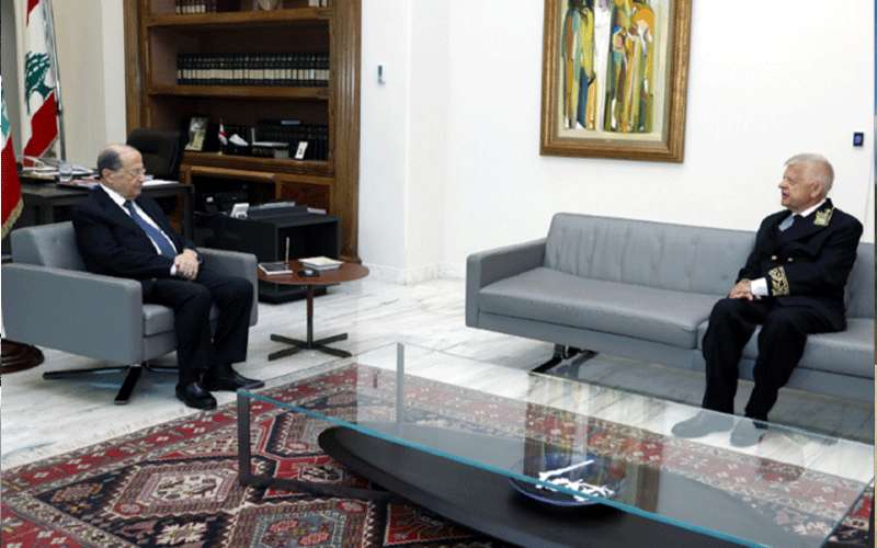الرئيس اللبناني يقلد سفير روسيا ببيروت