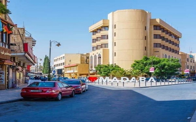 محافظ مأدبا: لن نتساهل بتطبيق تعليمات