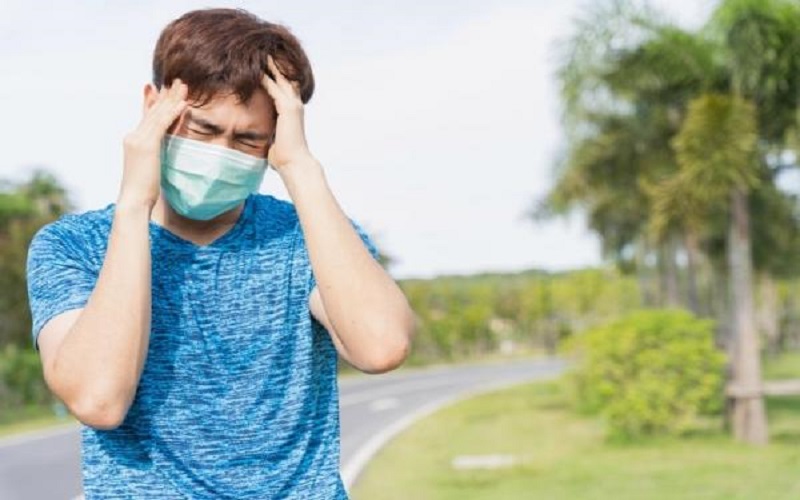 الصداع النصفي والبثور .. الكمامة تزعج