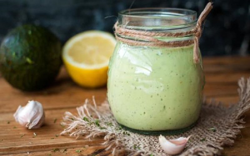 زبدة الأفوكادو والثوم .. بديل صحي